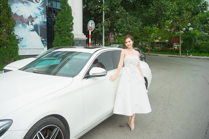 Cộng đồng mạng - Phan Minh Huyền diện váy trắng xinh đẹp như công chúa, tự lái xe đi sự kiện (Hình 2).