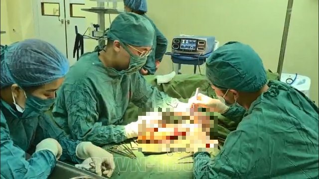 Sức khoẻ - Làm đẹp - Phẫu thuật lấy khối dị dạng mạch máu bất thường ở tay trái cho người phụ nữ 50 tuổi
