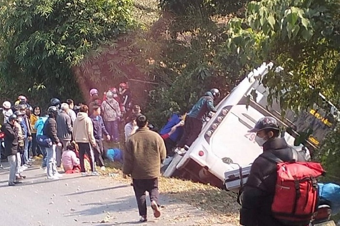 Tin trong nước - Phú Thọ: Ô tô khách chở hơn 40 người bị lật tại khu vực đèo Cón
