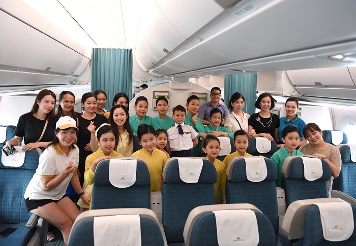 Tin trong nước - Chuyến bay đặc biệt của Vietnam Airlines với phi hành đoàn “nhí” (Hình 13).