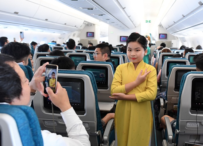 Tin trong nước - Chuyến bay đặc biệt của Vietnam Airlines với phi hành đoàn “nhí” (Hình 6).