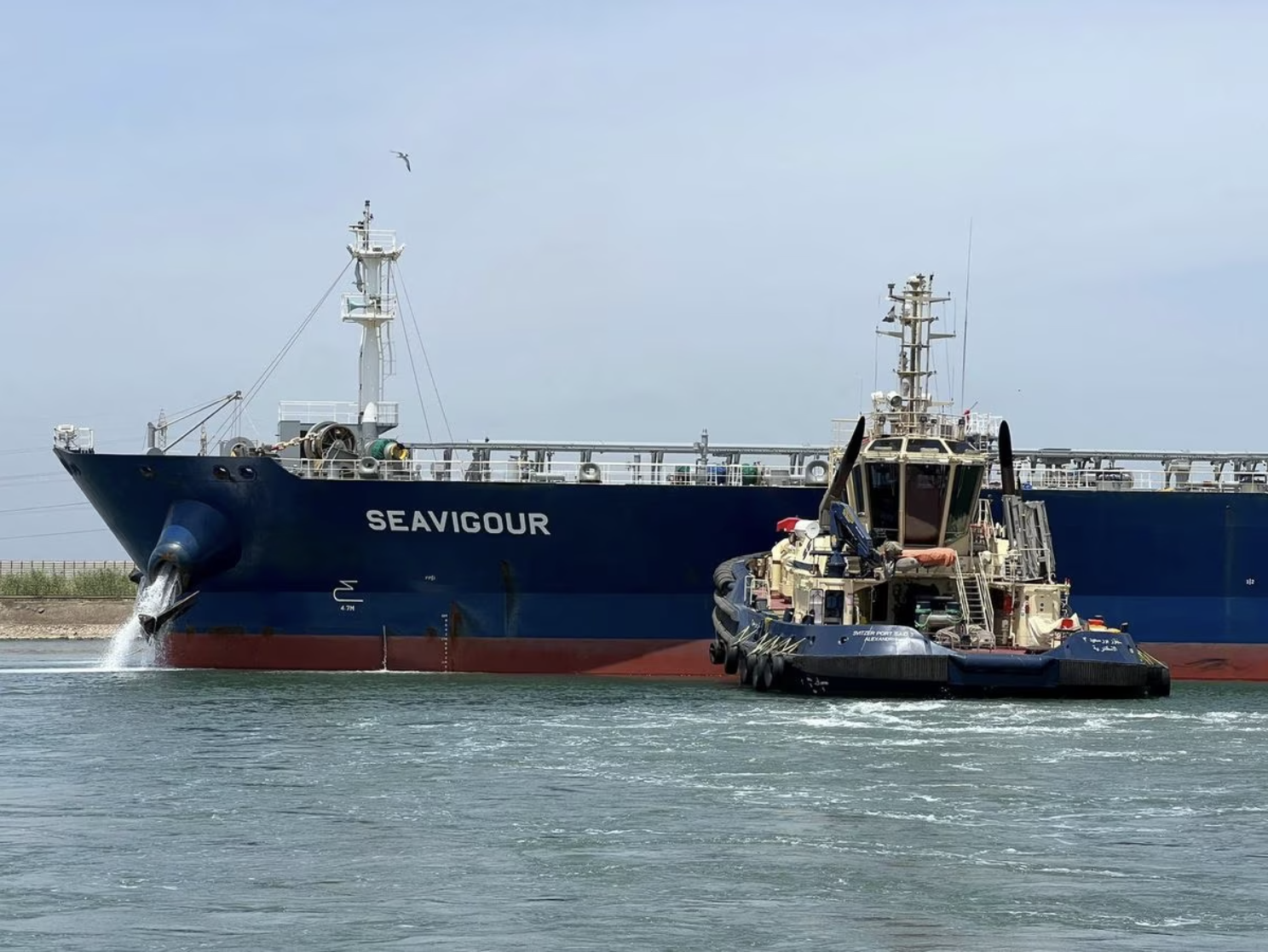 Tin thế giới - Tàu chở dầu mắc cạn gây gián đoạn giao thông trên Kênh đào Suez