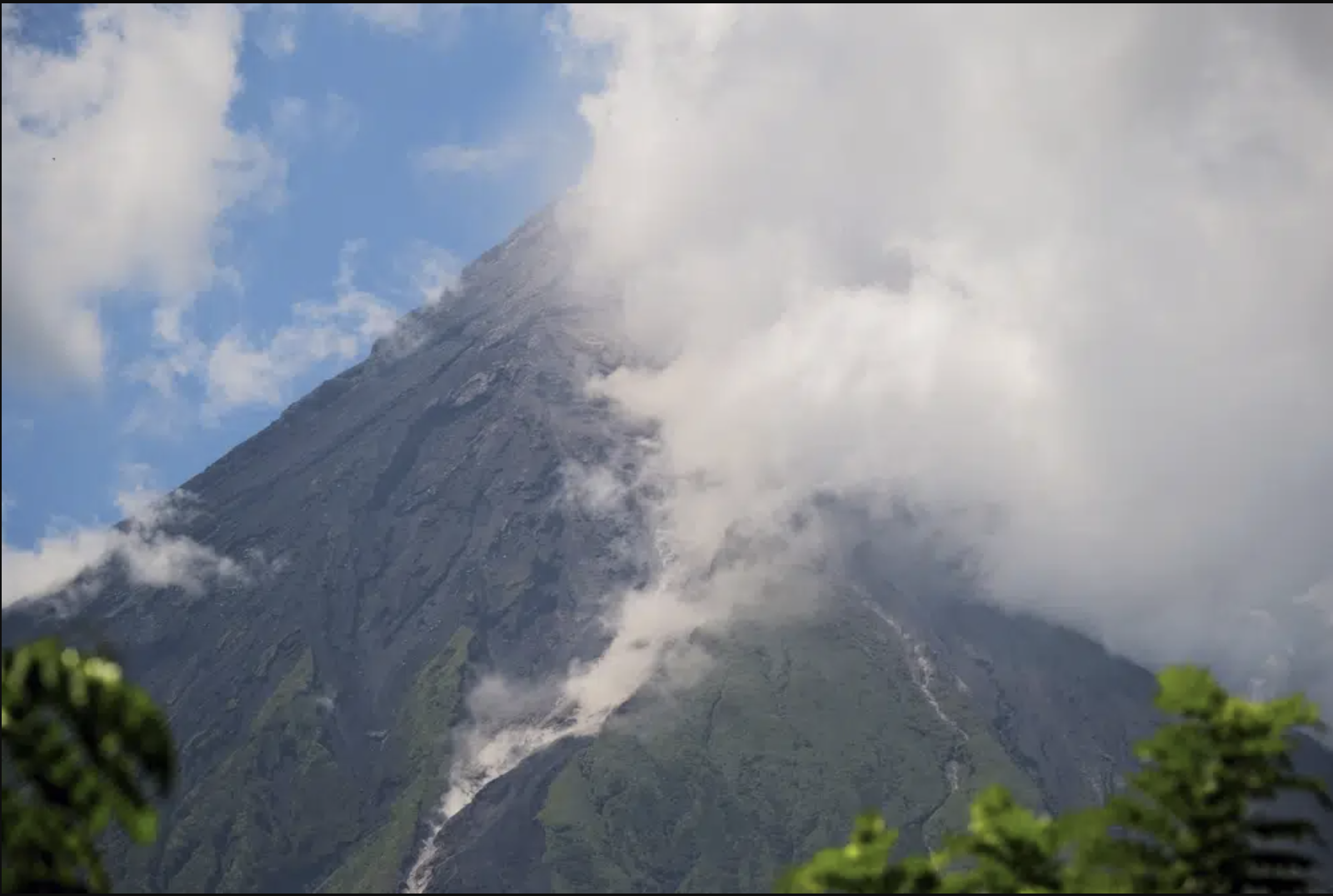Tin thế giới - Lo ngại núi lửa Mayon phun trào, Philippines kêu gọi người dân rời khu vực nguy hiểm