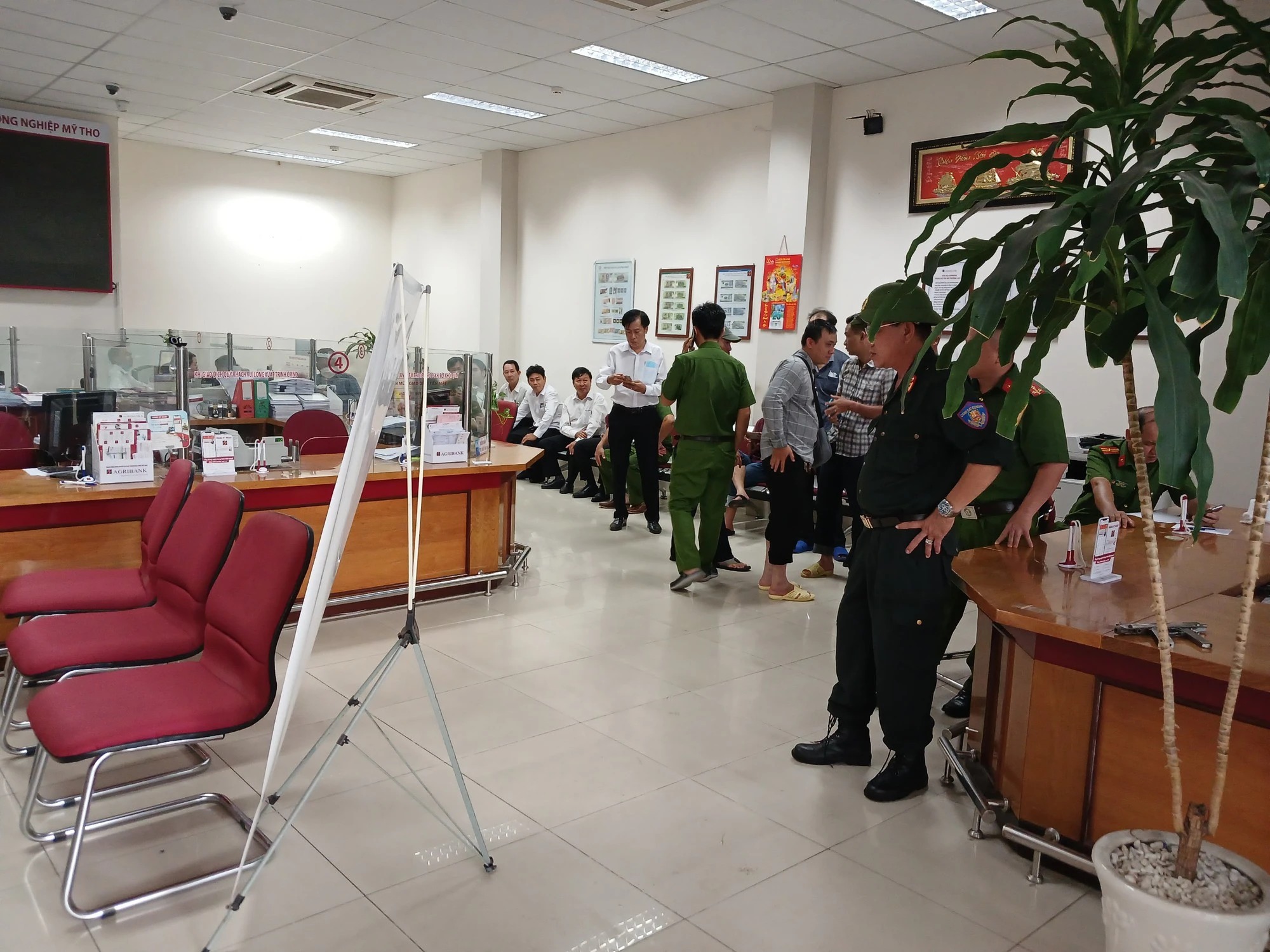 An ninh - Hình sự - Truy bắt đối tượng mang vật giống súng đi cướp ngân hàng ở Tiền Giang (Hình 2).