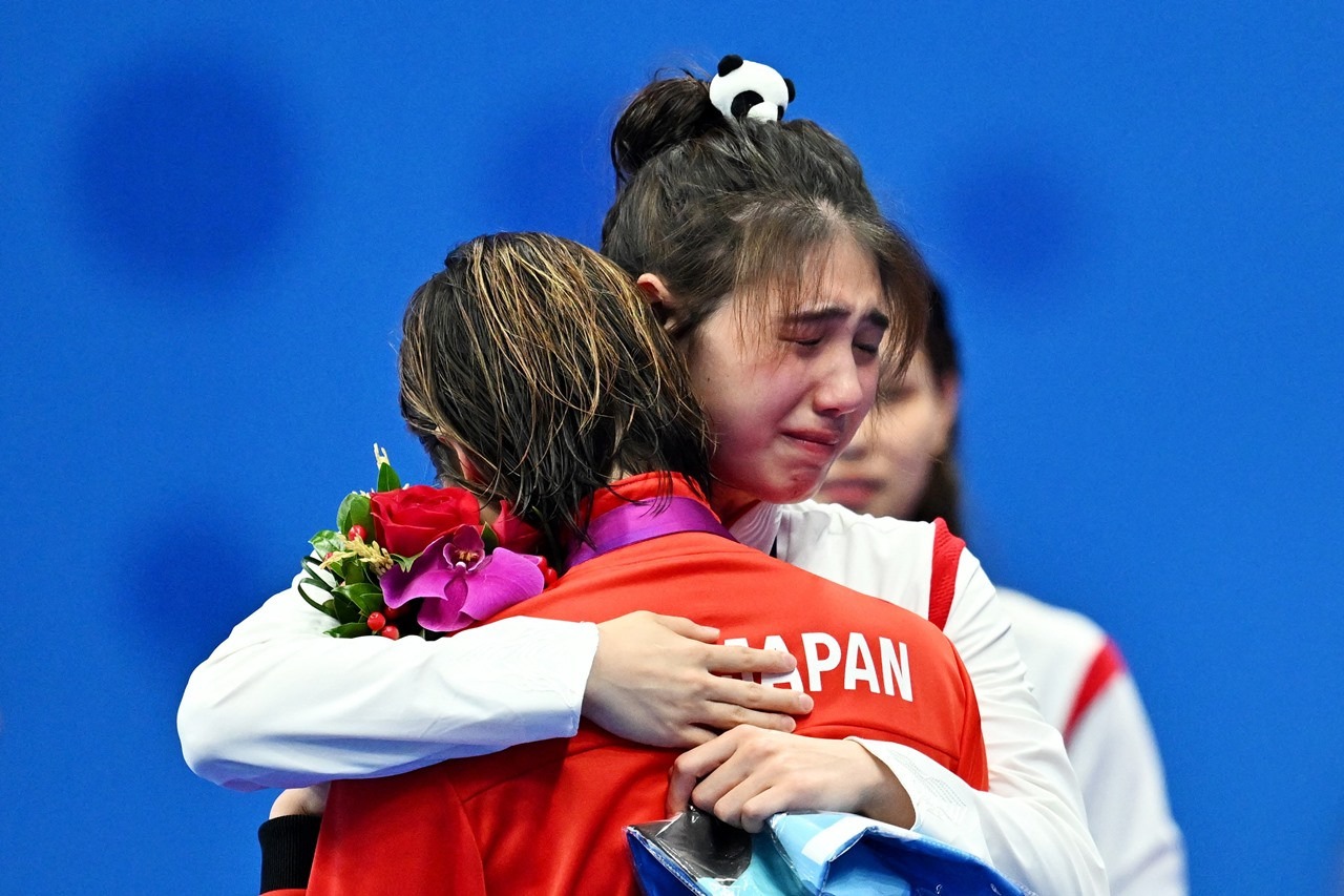 Thể thao - Xúc động khoảnh khắc hai nữ kình ngư ôm nhau khóc tại ASIAD 19