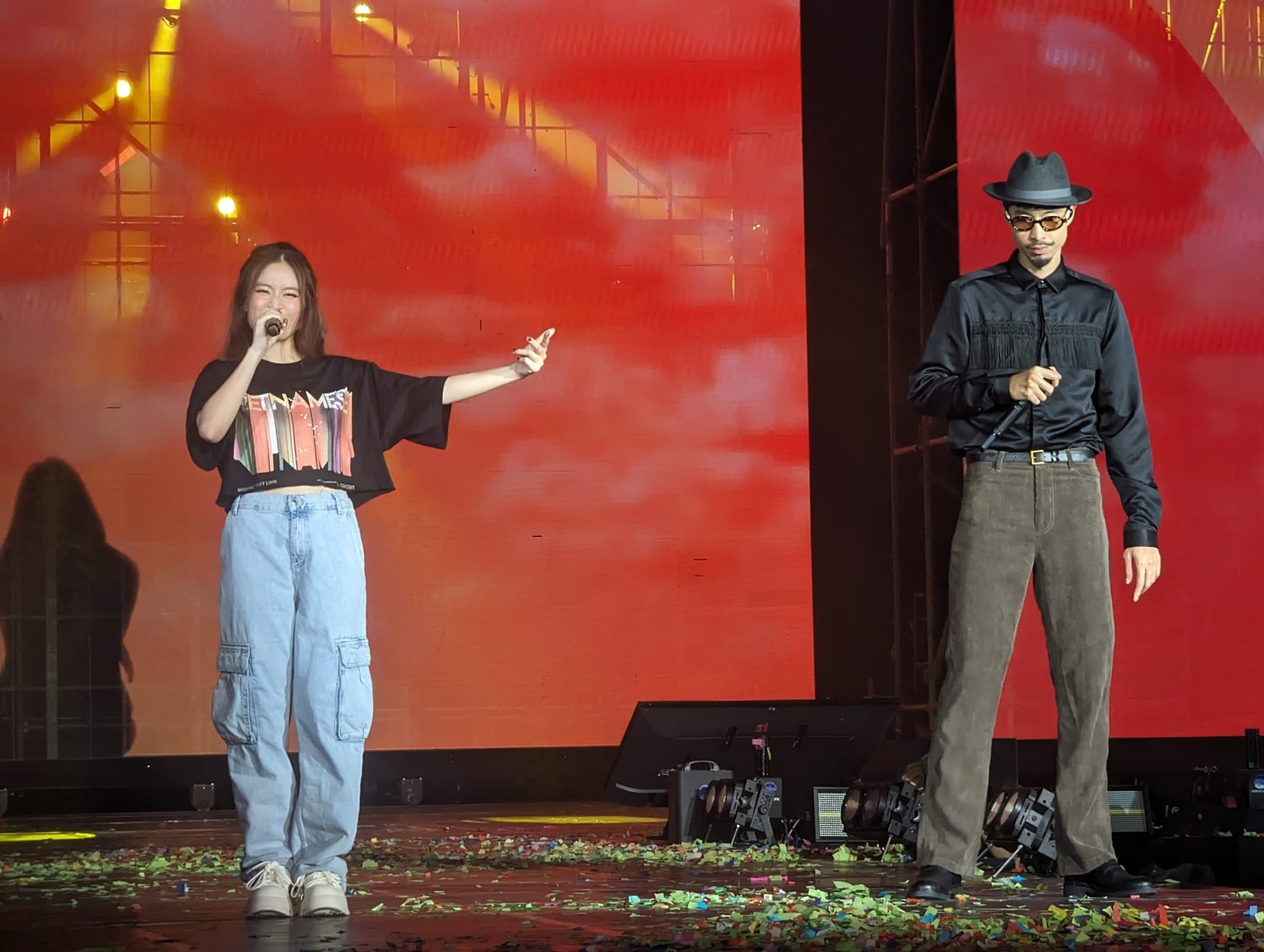 Tin tức giải trí - Đen Vâu xuất hiện trong concert của Hoàng Thùy Linh vào phút chót, ảnh chụp hậu trường gây chú ý