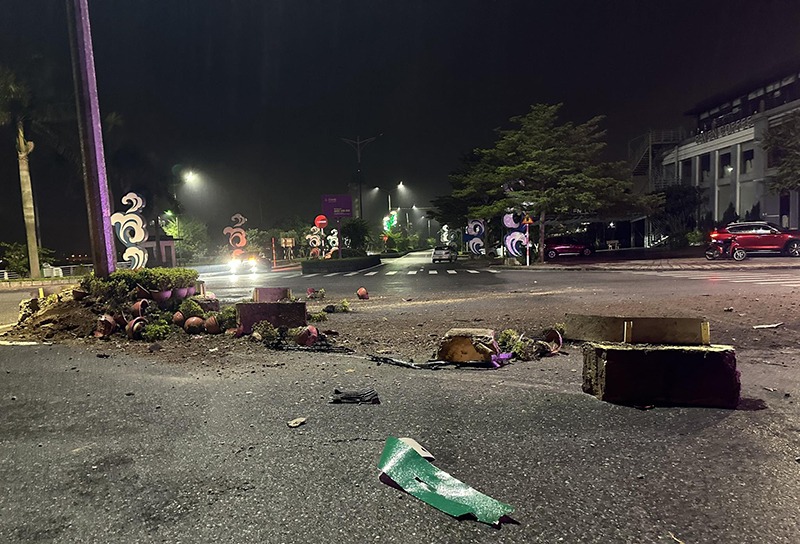 Tin trong nước - Cảnh sát cơ động lao vào ngọn lửa, “chạy đua” với thời gian để cứu 6 người mắc kẹt trong ô tô gặp nạn