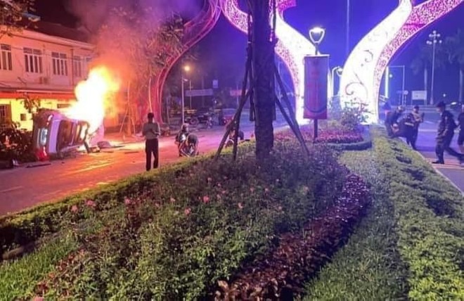 Tin trong nước - Cảnh sát cơ động lao vào ngọn lửa, “chạy đua” với thời gian để cứu 6 người mắc kẹt trong ô tô gặp nạn (Hình 2).