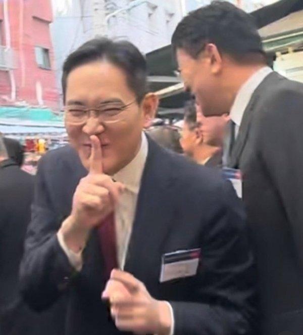 Tin thế giới - Chủ tịch Samsung gây “bão mạng” với biểu cảm đặc biệt khi gặp người hâm mộ