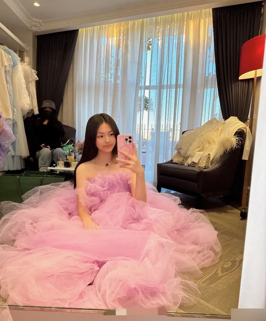 Con gái của “nữ MC giàu nhất Trung Quốc”: Sinh ra đã “ngậm thìa vàng”, lịch học gây choáng