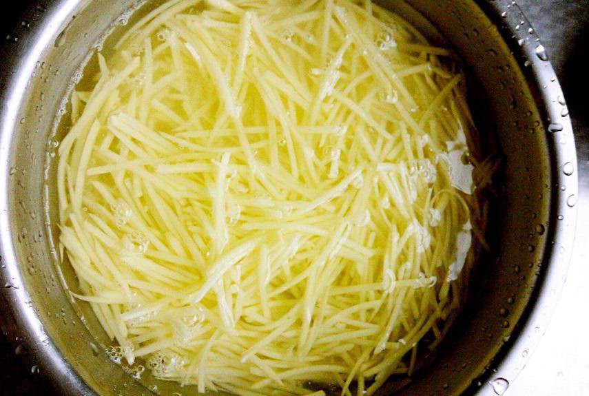 Ăn - Chơi - Thủ thuật xào khoai tây thơm phức, đậm đà nhưng không dính nát