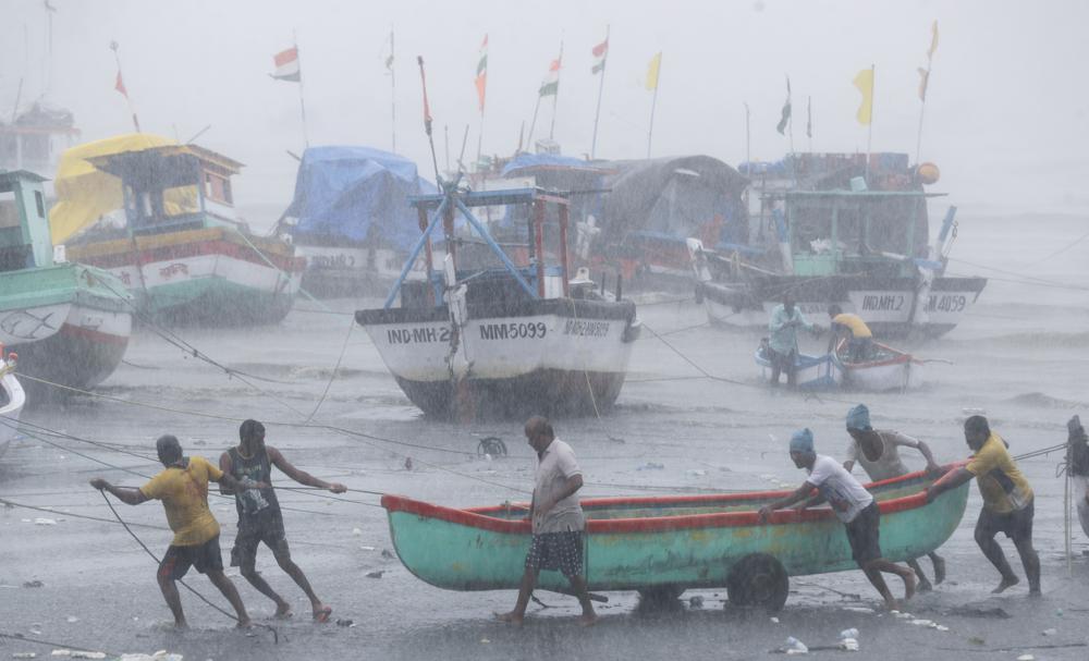 Tin thế giới - Siêu bão Tauktae đổ bộ, Ấn Độ hứng chịu thảm họa kép