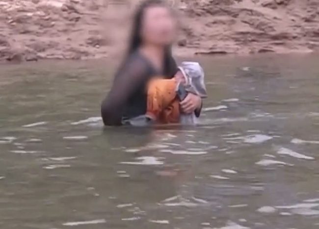 Gia đình - Tình yêu - Người phụ nữ ôm con nhảy sông rồi được giải cứu nhưng có hành động gây căm phẫn