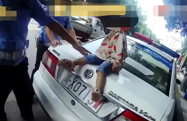 Gia đình - Tình yêu - Bị cảnh sát yêu cầu dừng xe, người bà có hành động gây phẫn nộ khiến đứa trẻ phải trải qua cú sốc tâm lý (Hình 3).