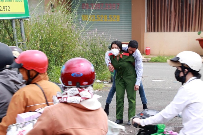 Cộng đồng mạng - Xúc động hình ảnh nữ sinh trường cảnh sát cõng người đàn ông gặp tai nạn