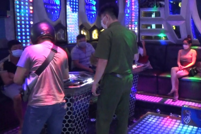 An ninh - Hình sự - 14 nam nữ tụ tập sử dụng ma túy ở quán karaoke bất chấp dịch bệnh