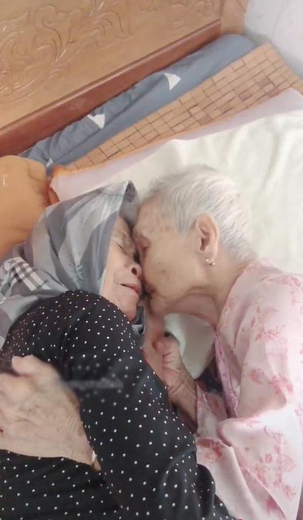Cảm động khoảnh khắc mẹ 105 tuổi bật khóc khi gặp lại con gái 84 ...