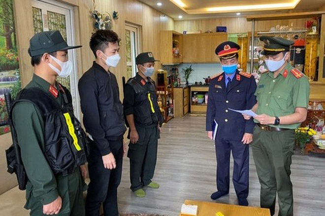 An ninh - Hình sự - Bắt 2 giám đốc hãng taxi liên quan vụ tham ô tại Cảng hàng không quốc tế Phú Bài