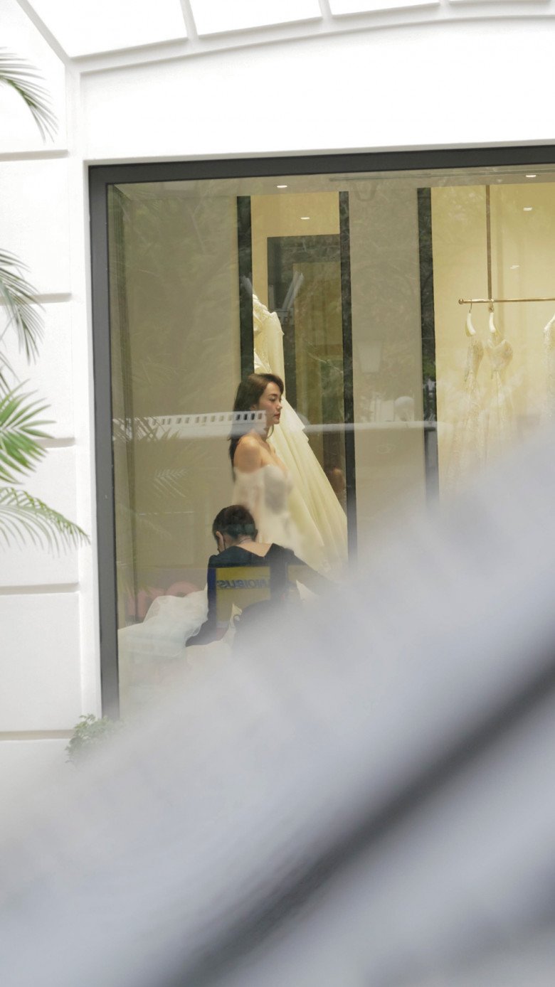 Tin tức giải trí - Rò rỉ ảnh Minh Hằng đi thử váy cưới, chọn cùng thương hiệu với Paris Hilton 
