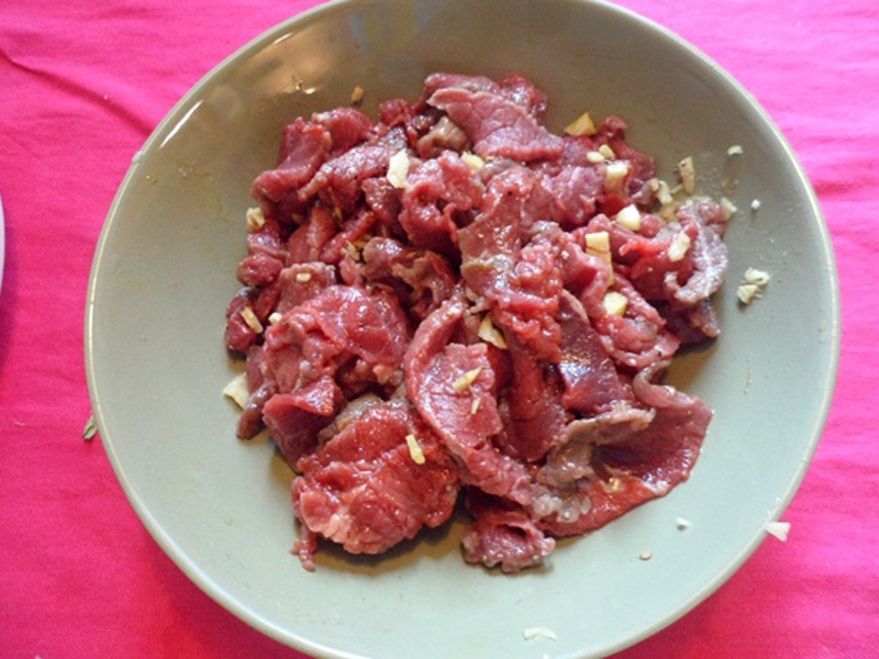 Ăn - Chơi - Cách chế biến món thịt bò xào tỏi siêu hấp dẫn, ngửi thôi đã thèm (Hình 2).
