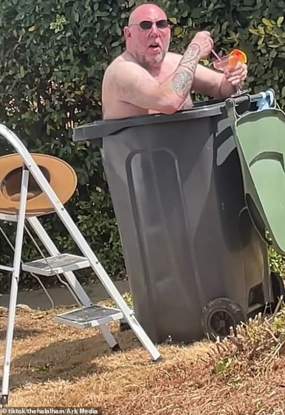 Cộng đồng mạng - Nắng nóng đỉnh điểm, người đàn ông biến thùng rác thành bể bơi mini và cái kết 'tung tóe'