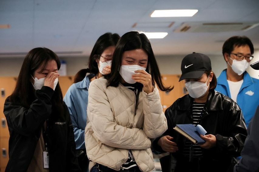 Gia đình - Tình yêu - Cha mẹ trắng đêm chờ đợi sau thảm kịch giẫm đạp Hàn Quốc: Đi khắp bệnh viện mong thấy con (Hình 3).