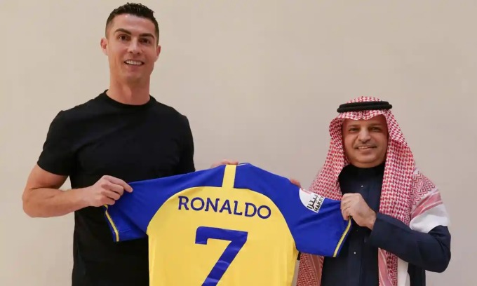 Cùng chiêm ngưỡng hình ảnh về việc Ronaldo gia nhập Al Nassr với mức lương cực kỳ khủng. Sự kiện đình đám này khiến giới mộ điệu không thể bỏ lỡ, hãy đón xem và cảm nhận!