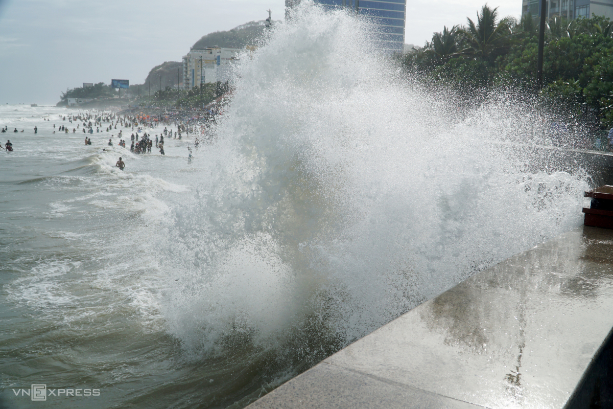Tin trong nước - Biển Vũng Tàu chiều mùng 3 Tết: Xuất hiện sóng lớn, còi cảnh báo hú liên tục (Hình 2).