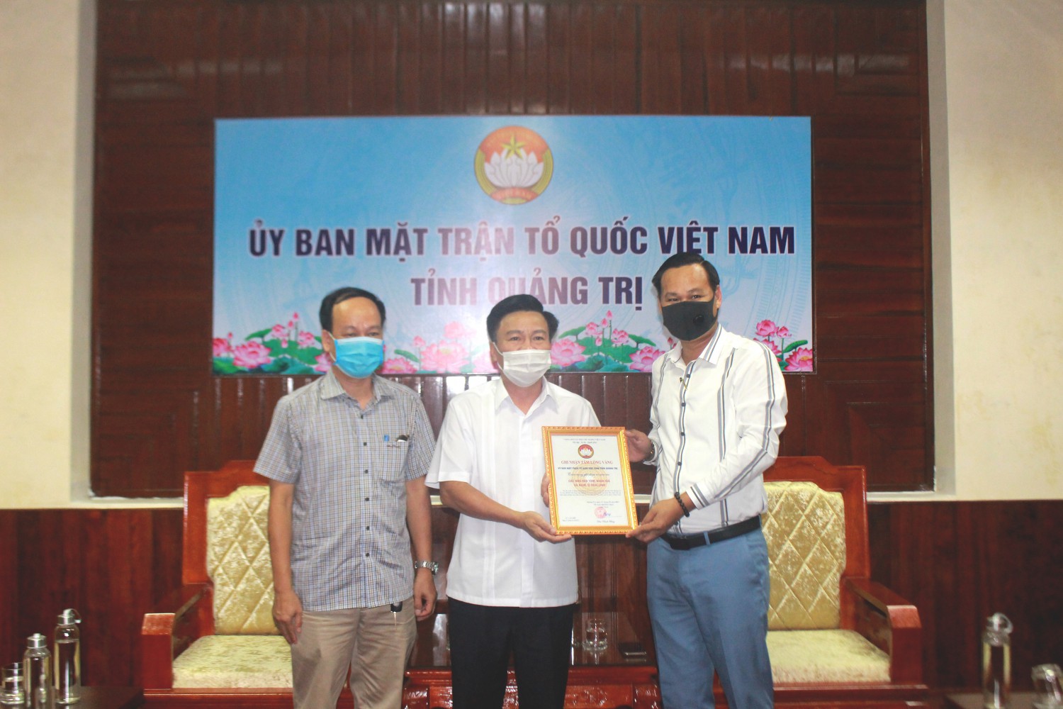 Chuyện làng sao - Đại diện NS Hoài Linh trao 1 tỷ đồng ủng hộ người dân vùng lũ Quảng Trị 