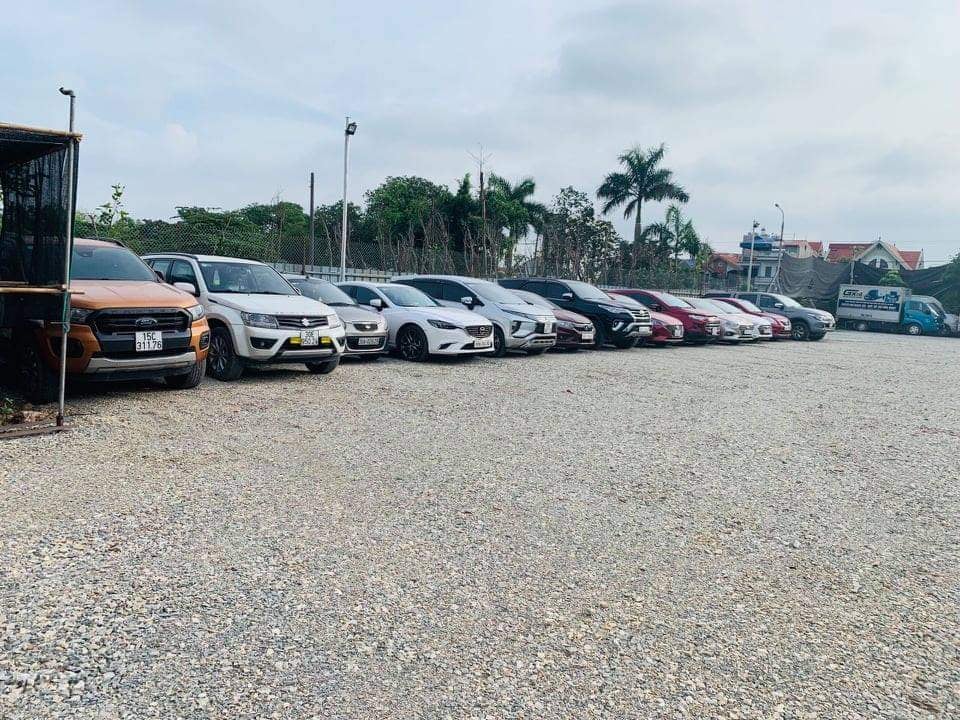 An ninh - Hình sự - Cận cảnh bãi đỗ gần 100 xe ô tô của nhóm tiêu thụ xe gian ở Hà Nội: Xế sang xếp dài trong khu đất được ngụy trang bí mật (Hình 3).