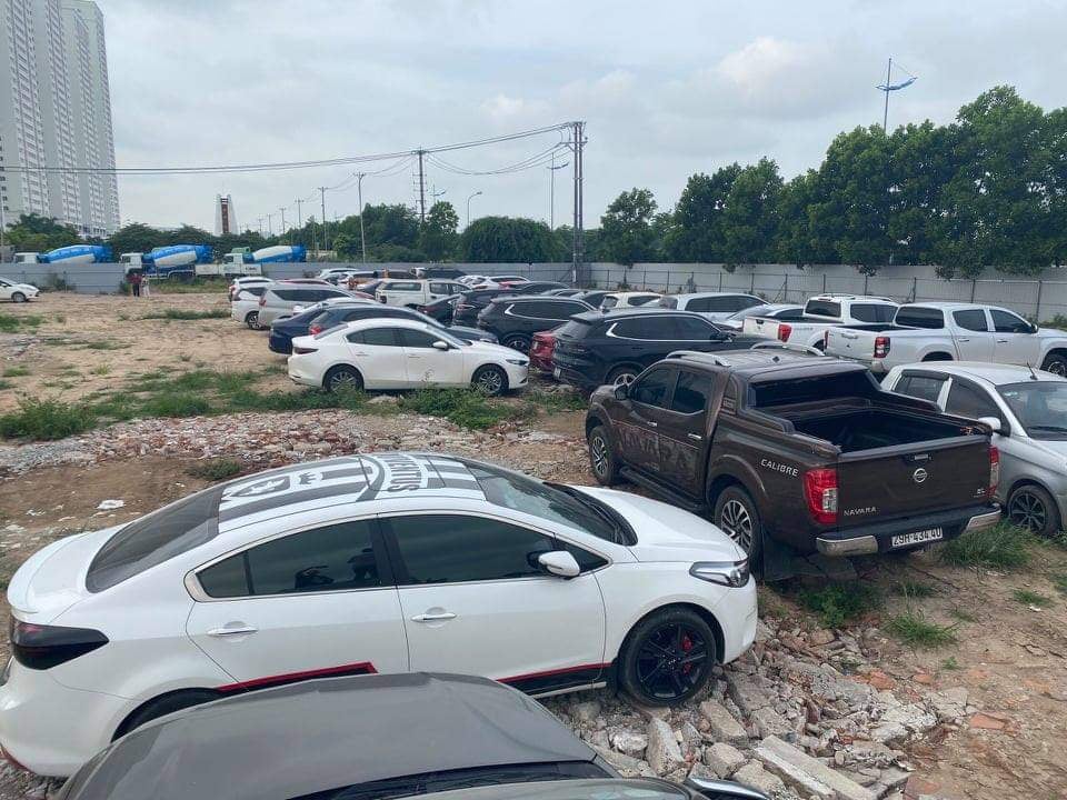 An ninh - Hình sự - Cận cảnh bãi đỗ gần 100 xe ô tô của nhóm tiêu thụ xe gian ở Hà Nội: Xế sang xếp dài trong khu đất được ngụy trang bí mật (Hình 2).