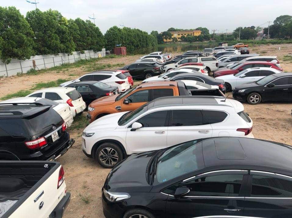 An ninh - Hình sự - Cận cảnh bãi đỗ gần 100 xe ô tô của nhóm tiêu thụ xe gian ở Hà Nội: Xế sang xếp dài trong khu đất được ngụy trang bí mật