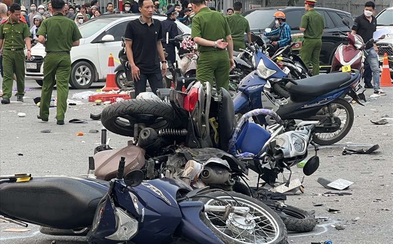 An ninh - Hình sự - Vụ ô tô tông 17 xe máy ở Hà Nội: Đang giám định thương tật các nạn nhân