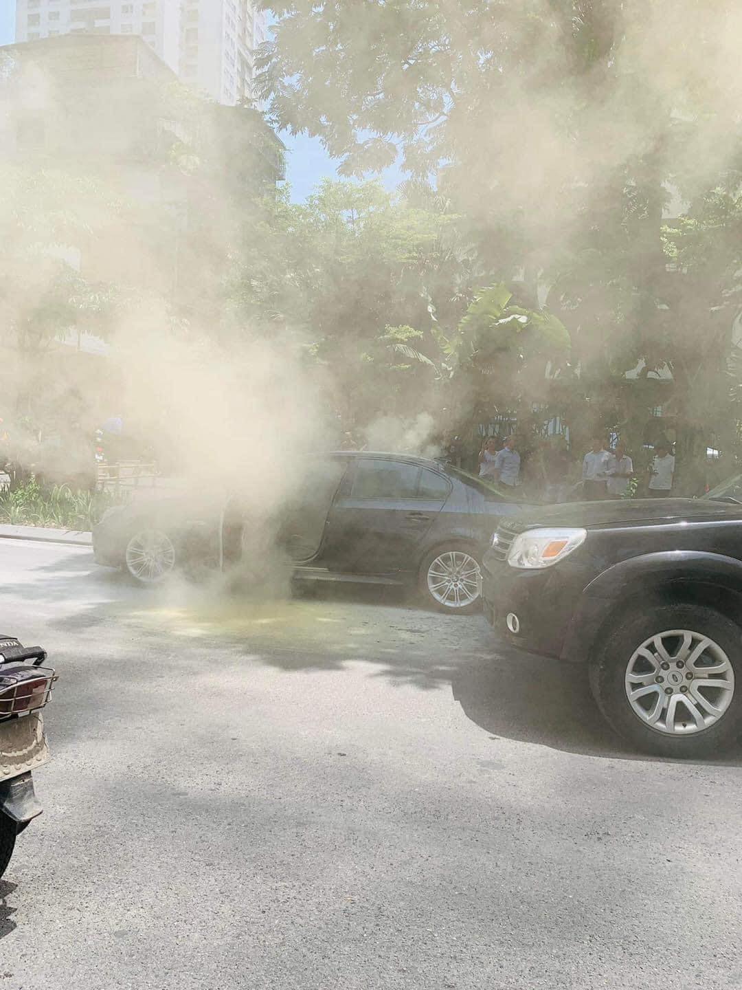Tin trong nước - Xe BMW bốc cháy dữ dội giữa trưa nắng nóng ở Hà Nội