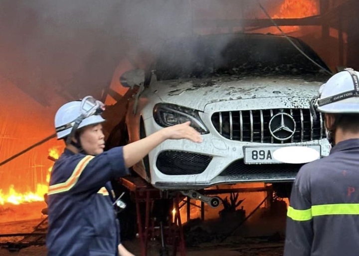Tin trong nước - Cháy lớn tại gara ở Hà Nội, nhiều ô tô bị thiêu rụi (Hình 2).
