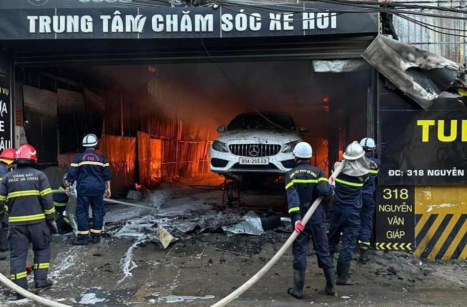 Tin trong nước - Vụ cháy gara ở Hà Nội: 9 ô tô bị thiêu rụi