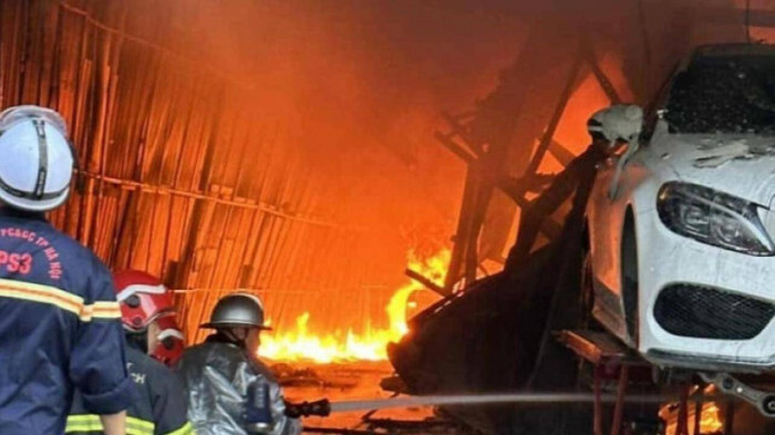 Tin trong nước - Cháy gara ô tô thiêu rụi 9 xe sang ở Hà Nội: Chập điện từ khu vực gác xép