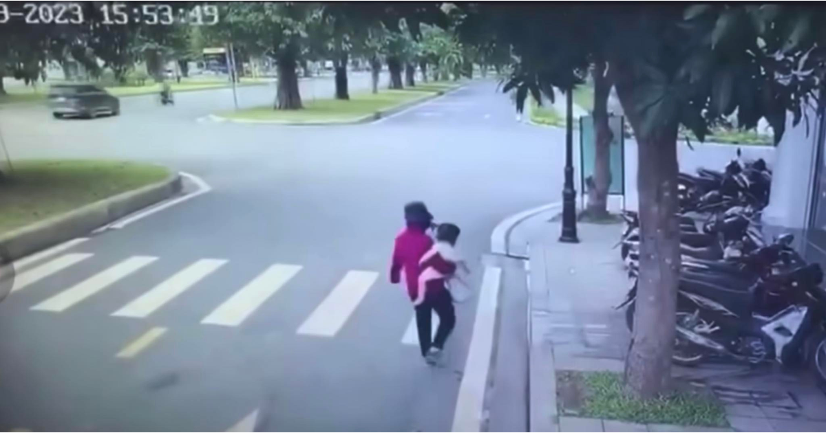 An ninh - Hình sự - Vụ nghi bắt cóc trẻ em ở Hà Nội: Camera ghi lại hành động khó ngờ của nghi phạm