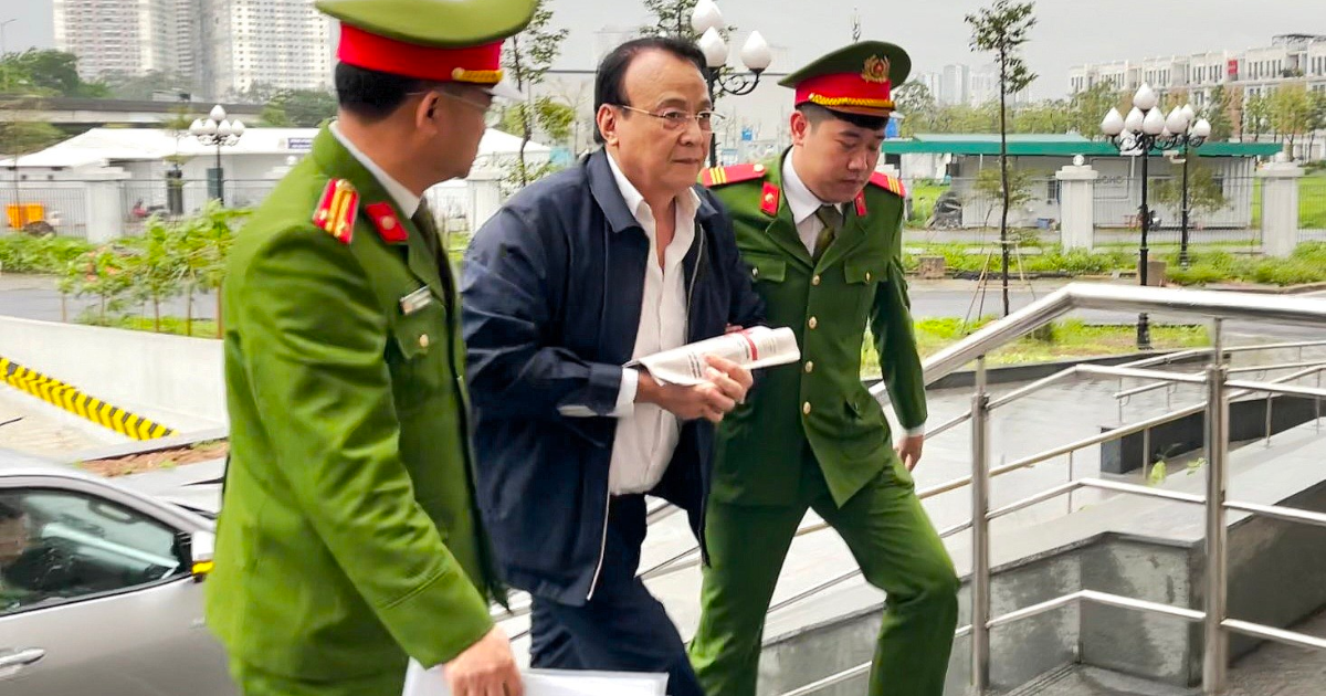 An ninh - Hình sự - Hình ảnh Chủ tịch Tân Hoàng Minh được dẫn giải đến tòa