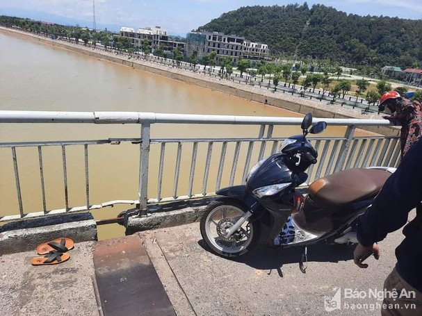 Tin trong nước - Nghi vấn để lại xe máy trên cầu, cô gái trẻ lao xuống dòng sông Lam tự tử