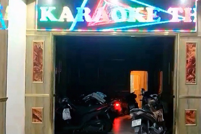 An ninh - Hình sự - Vụ 2 tiếp viên khỏa thân 'chiều' 20 khách tại quán karaoke: Chủ quán đang bỏ trốn?