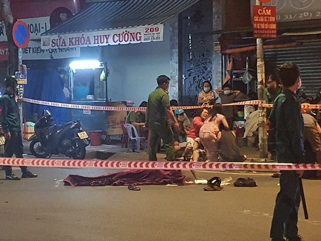 Tin trong nước - Vụ người đàn ông tử vong bên cạnh xe máy ở TP.HCM: Vợ khóc ngất bên thi thể chồng