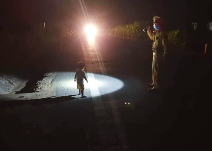 Tin trong nước - Hoảng hồn phát hiện bé gái 2 tuổi đi lạc trên đường Hồ Chí Minh lúc nửa đêm