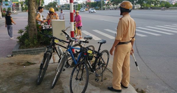 Điều khiển xe đạp bốc đầu đúng là một lỗi vi phạm luật giao thông nghiêm trọng. Hãy xem hình ảnh này để hiểu rõ hơn tầm quan trọng của an toàn giao thông trên đường phố và trách nhiệm của mỗi người khi tham gia giao thông.