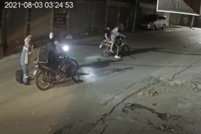 Tin trong nước - Nữ lao công ở Hà Nội bị cướp trấn lột xe máy lúc rạng sáng: 'Tôi khóc, van xin mà nhóm cướp không tha' (Hình 2).