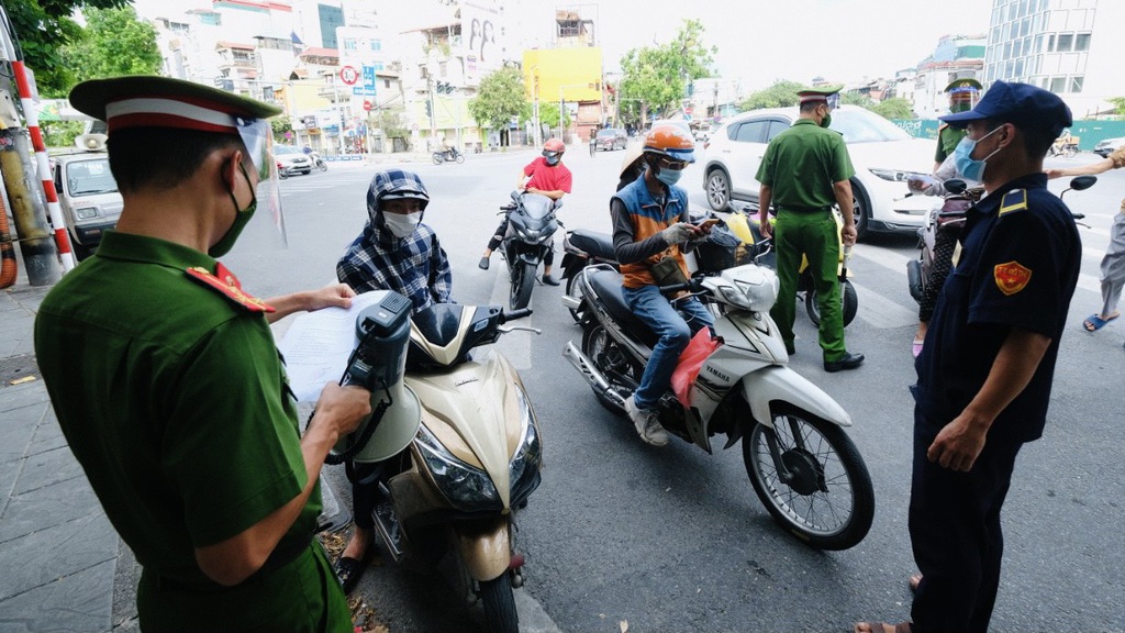 Tin trong nước - Hà Nội: 19 khu vực 'vùng xanh' bỏ kiểm soát giấy đi đường
