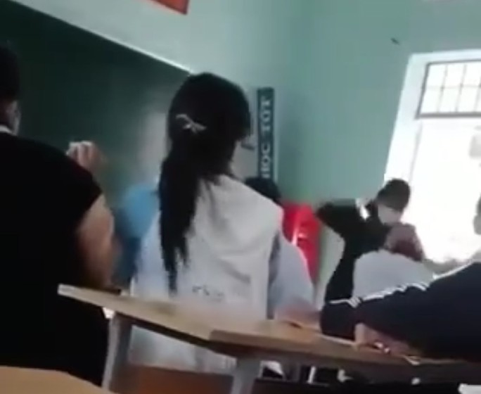 Chuyện học đường - Vụ clip nữ sinh dùng mũ bảo hiểm đánh nam sinh trước mặt thầy giáo: Hé lộ nguyên nhân bất ngờ
