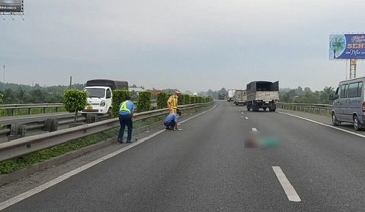 Tin trong nước - Đi bộ trên cao tốc TP.HCM- Trung Lương, người phụ nữ bị xe tông tử vong