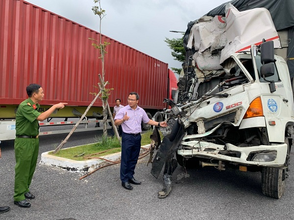 An ninh - Hình sự - Vụ xe tải tông xe khách, 3 người chết ở Khánh Hòa: Khởi tố tài xế