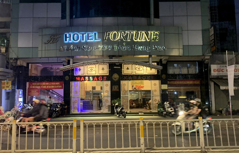 dong mai dam nup bong to hop massage khach san karaoke top dinh cao do ai lam chu 1
